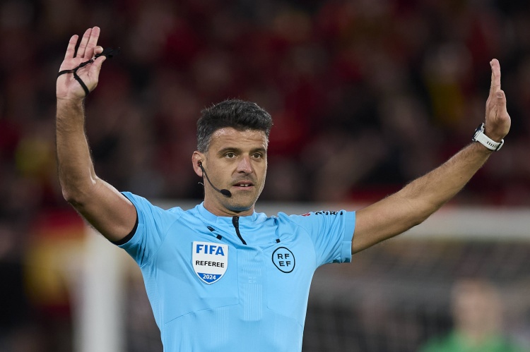 开云官方平台-45场12红！世体：巴萨是曼萨诺执法生涯染红最多球队，梅西在列